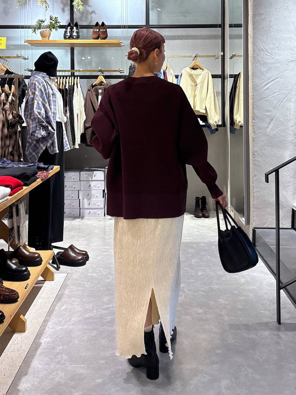 ゴールド系のタンクトップ、ブラック系のショルダーバッグ、レッド系のカーディガン/ボレロを着用したレディースの秋コーディネートの5枚目の写真