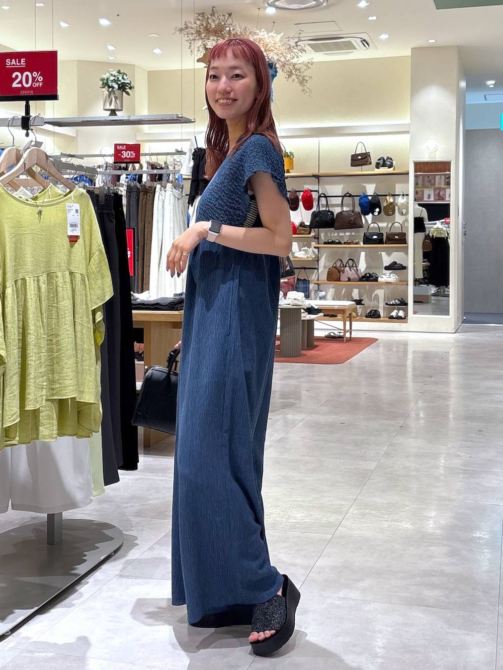 「きれいめ、ナチュラル、ローリーズスタイル_LOWRYS FARM、LOWRYS FARM、大人女子カジュアル_LOWRYS FARM、サロペット、夏コーデ、ゆったり、楽ちんコーデ、カジュアル、休日コーデ、体型カバー、シンプルコーデ」｜「LOWRYS FARMのＵＳＡベーシックタンク　267044（タンクトップ、ブラック系）」を使った、ほりんさん（レディース・160cm）の夏コーディネートの4枚目の写真