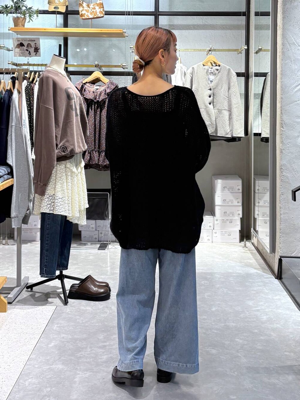 その他のショルダーバッグ、ブラック系のローファー、ブルー系のデニムパンツを着用したレディースの秋コーディネートの5枚目の写真