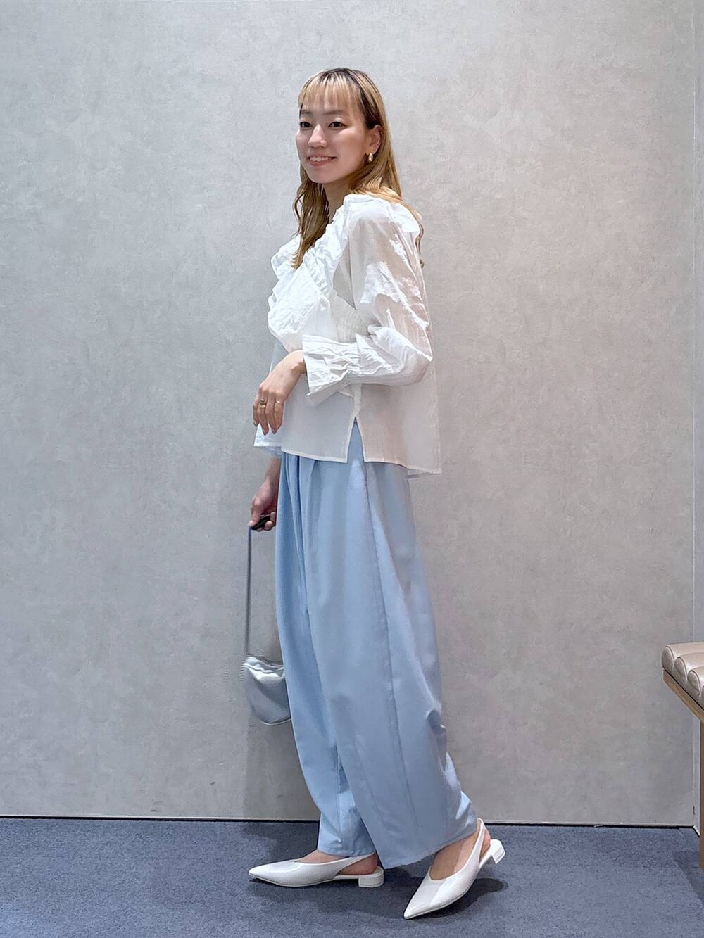 「ナチュラル、ローリーズスタイル_LOWRYS FARM、大人女子カジュアル_LOWRYS FARM、きれいめ、LOWRYS FARM、春コーデ、春色、春夏コーデ、ブラウス、ワイドパンツ、ゆったり、シンプルコーデ」｜「LOWRYS FARMのチャームツキミニトートＢＡＧ 284096（トートバッグ、シルバー系）」を使った、ほりんさん（レディース・160cm）の春コーディネートの4枚目の写真
