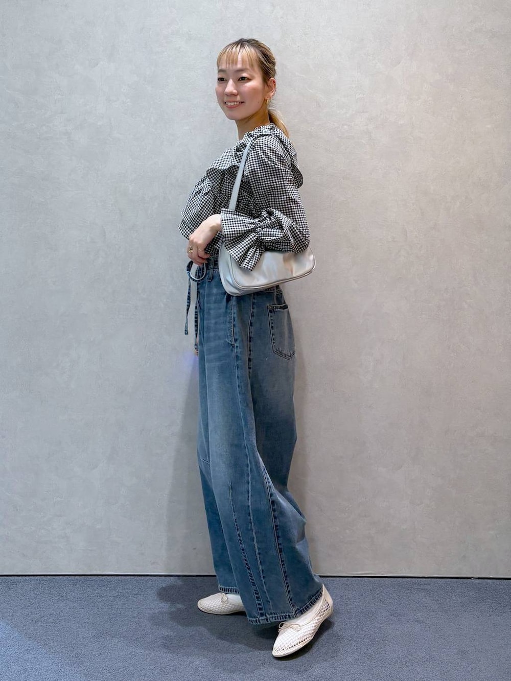 「きれいめ、カジュアル、体型カバー、ガーリー、ナチュラル、ローリーズスタイル_LOWRYS FARM、大人女子カジュアル_LOWRYS FARM、LOWRYS FARM、春コーデ、デニムパンツ、ブラウス、ワイドパンツ」｜「LOWRYS FARMのチャームツキミニトートＢＡＧ 284096（トートバッグ、ブラック系）」を使った、ほりんさん（レディース・160cm）の春コーディネートの4枚目の写真