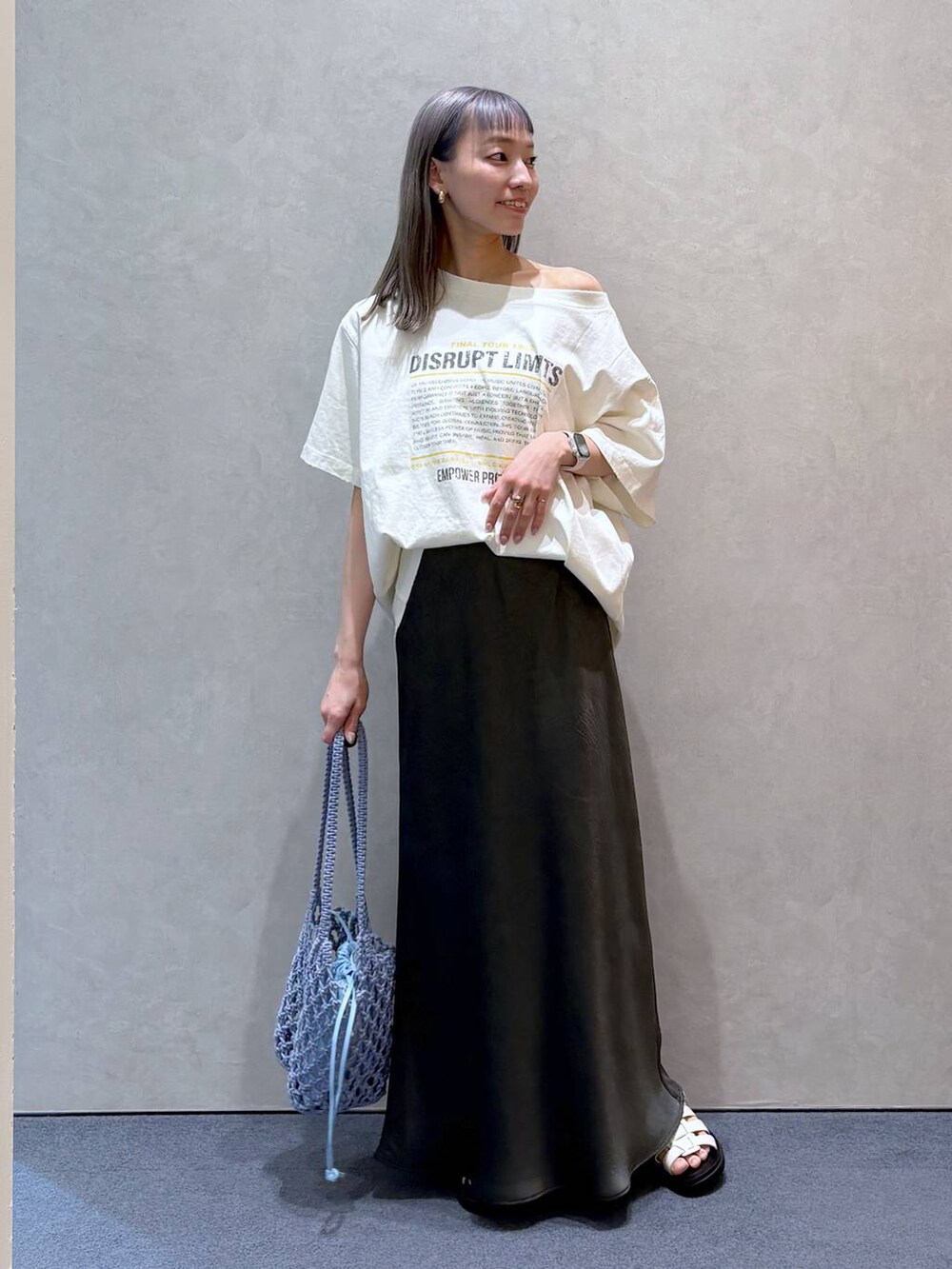 「ナチュラル、ローリーズスタイル_LOWRYS FARM、大人女子カジュアル_LOWRYS FARM、LOWRYS FARM、Tシャツ、夏コーデ、シンプルコーデ、カジュアルコーデ、ゆったり、スカート、サンダル」｜「LOWRYS FARMのカンドウフィットグルカ 283656（サンダル、ホワイト系）」を使った、ほりんさん（レディース・160cm）の春コーディネートの2枚目の写真