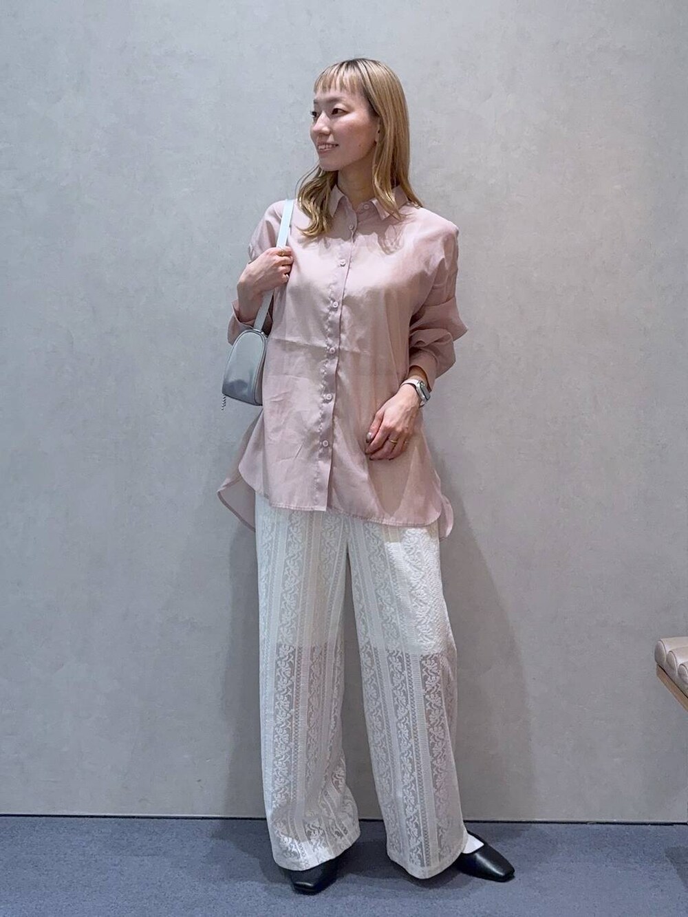 「ガーリー、きれいめ、ナチュラル、ローリーズスタイル_LOWRYS FARM、大人女子カジュアル_LOWRYS FARM、LOWRYS FARM、シアートップス、シャツ、春コーデ、春色、夏コーデ、ワイドパンツ」｜「LOWRYS FARMのシアーシャツＬＳ＊　 231459（シャツ/ブラウス、ピンク系）」を使った、ほりんさん（レディース・160cm）の春コーディネートの2枚目の写真