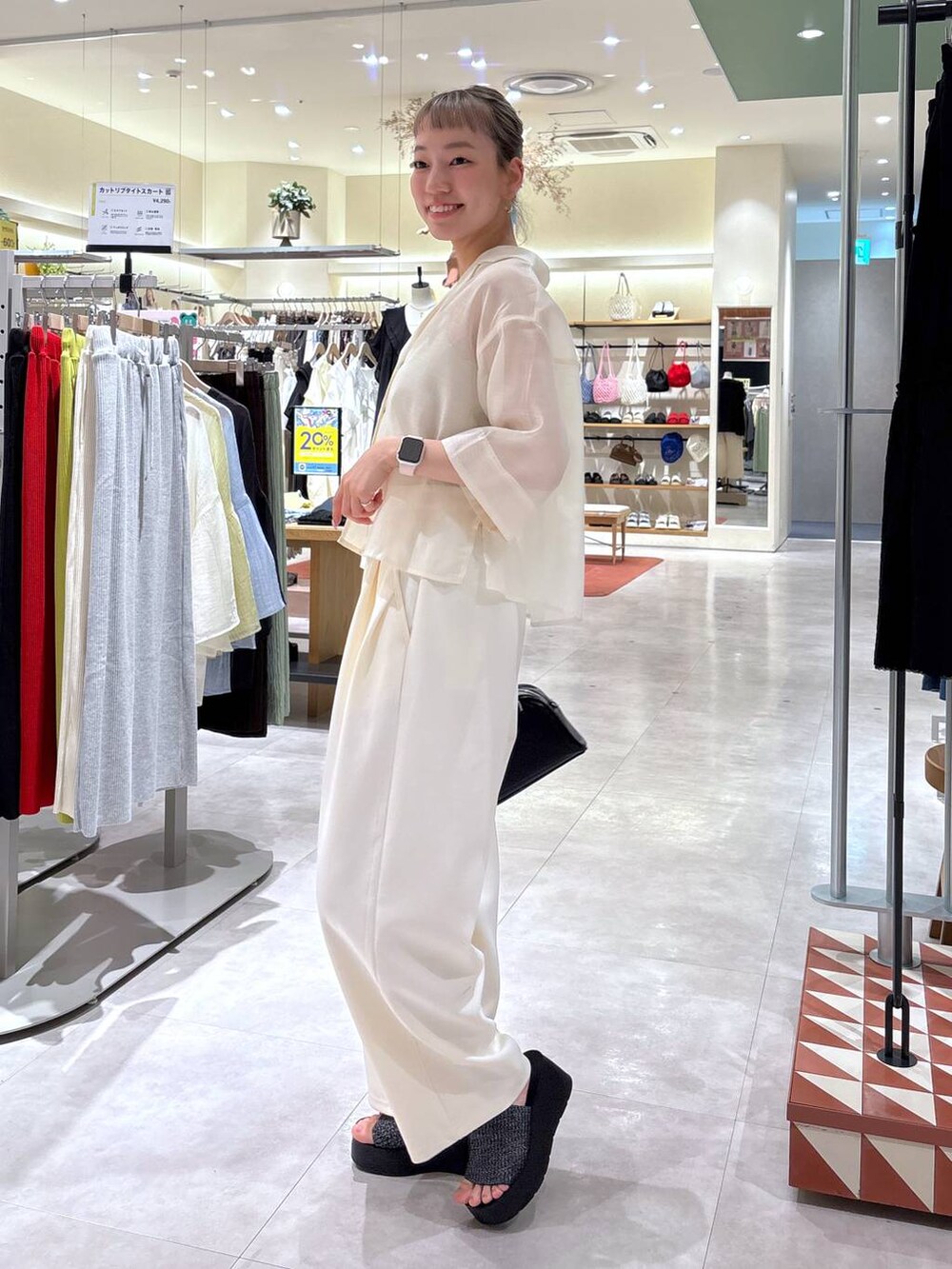 「きれいめ、ナチュラル、ローリーズスタイル_LOWRYS FARM、大人女子カジュアル_LOWRYS FARM、LOWRYS FARM、シャツ、夏コーデ、シアートップス、スウェットパンツ、ワイドパンツ、ワントーン、ホワイトコーデ、カジュアル、ゆったり、ラフ」｜「LOWRYS FARMのカンドウフィットニットサンダル 283661（サンダル、ブラック系）」を使った、ほりんさん（レディース・160cm）の春コーディネートの4枚目の写真