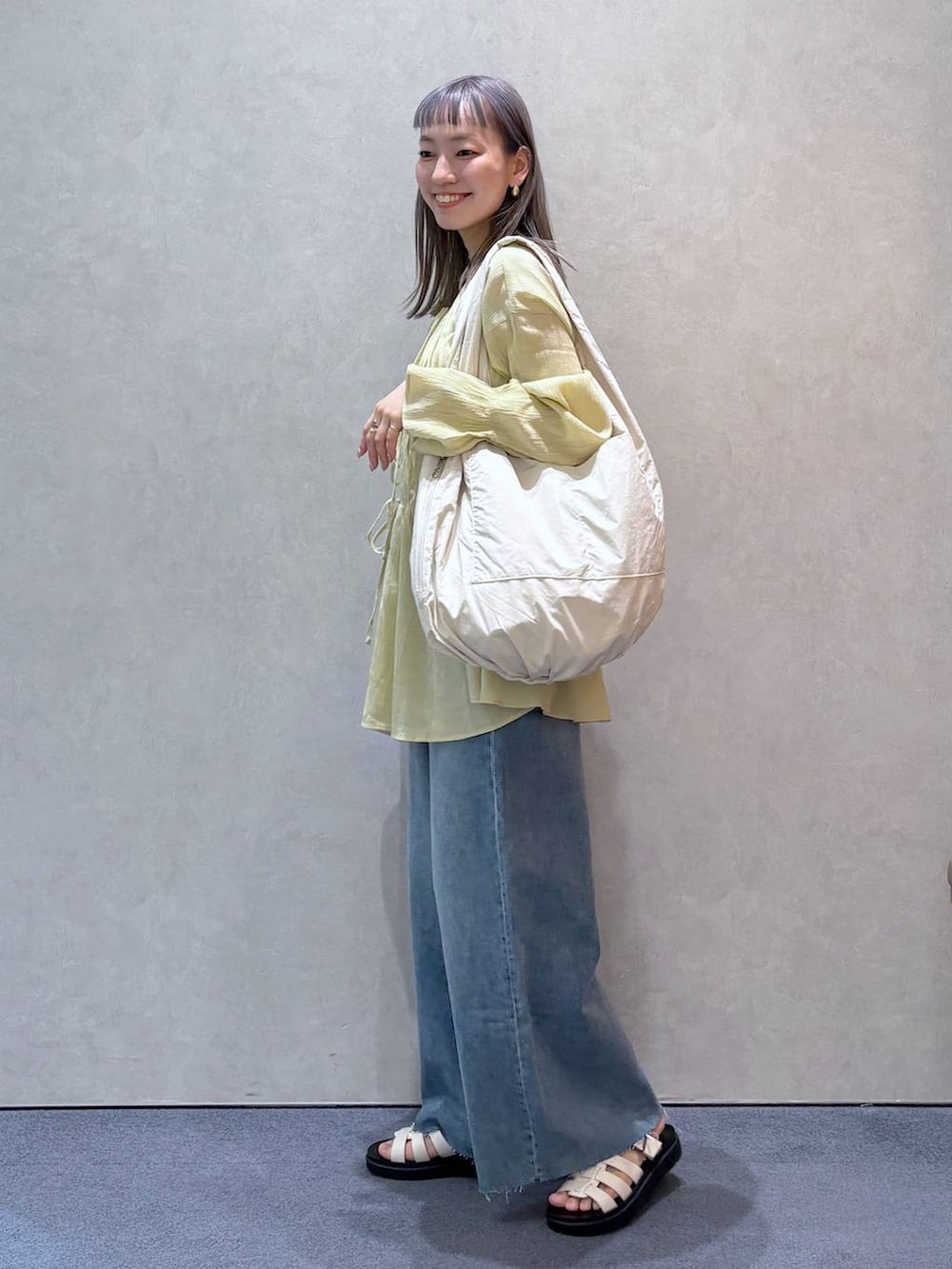 「ガーリー、きれいめ、ナチュラル、ローリーズスタイル_LOWRYS FARM、大人女子カジュアル_LOWRYS FARM、LOWRYS FARM、ブラウス、春コーデ、春色、デニムパンツ、ワイドパンツ、カジュアル」|「LOWRYS FARMのヨウリュウシャーリングブラウスLS 106514(シャツ/ブラウス、イエロー系)」を使った、ほりんさん(レディース・160cm)の春コーディネートの4枚目の写真