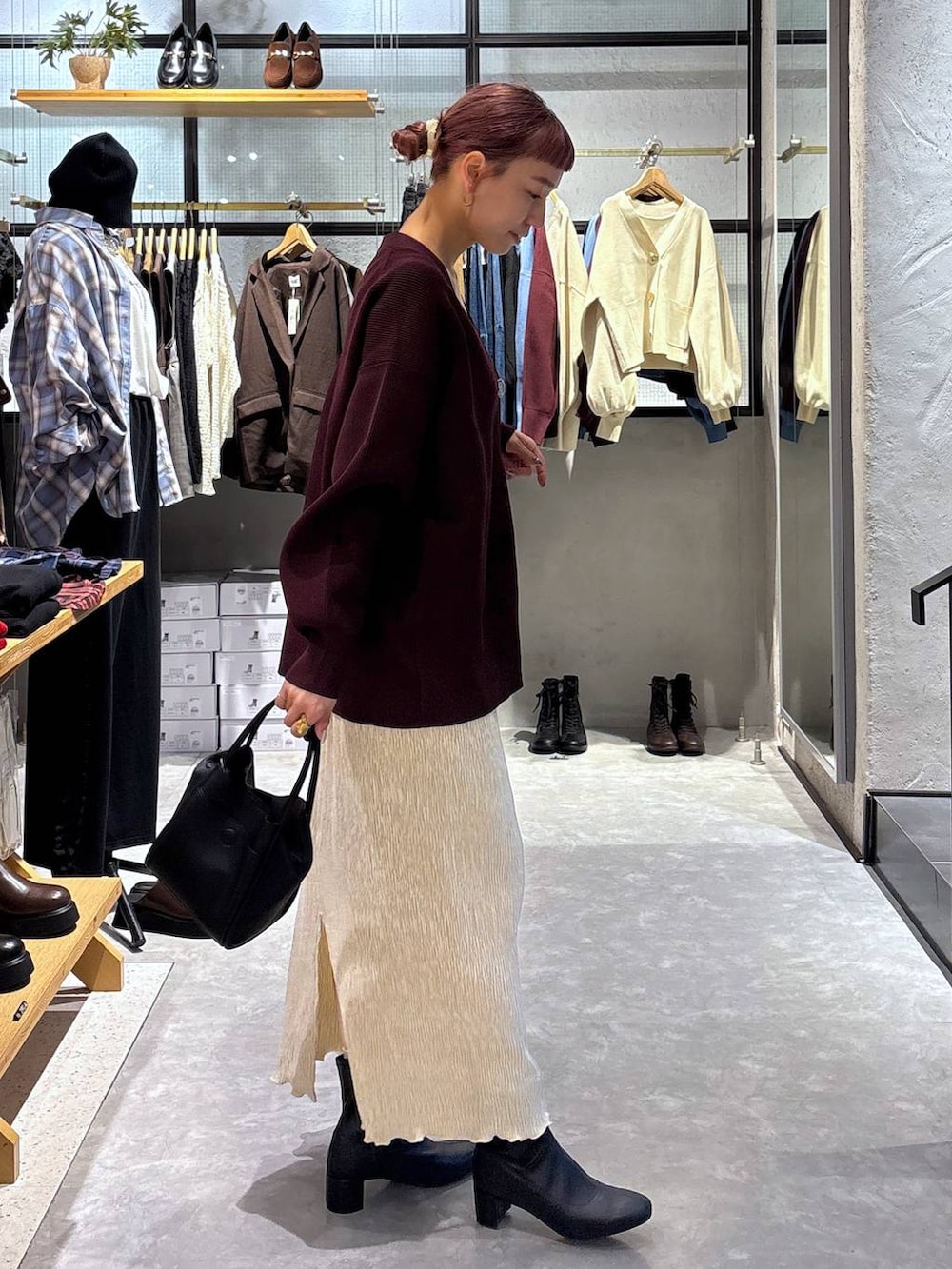 ゴールド系のタンクトップ、ブラック系のショルダーバッグ、レッド系のカーディガン/ボレロを着用したレディースの秋コーディネートの3枚目の写真