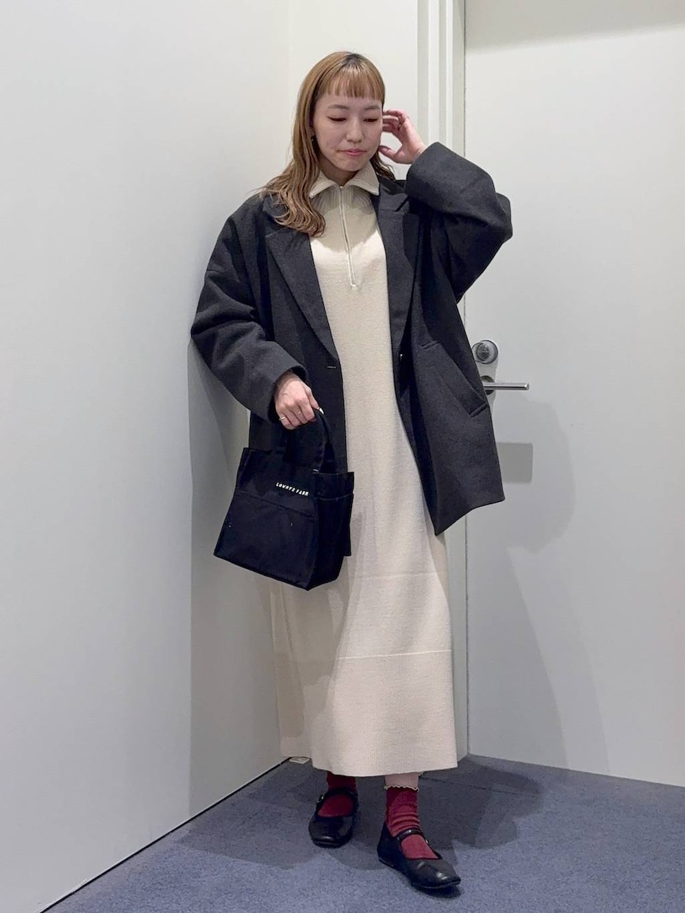 「ナチュラル、ガーリー、きれいめ、ローリーズスタイル_LOWRYS FARM、大人女子カジュアル_LOWRYS FARM、LOWRYS FARM、ワンピース、アウター、モノトーン、シンプルコーデ、冬コーデ、冬アウター、ゆったり、楽ちんコーデ、体型カバー」｜「LOWRYS FARMのダブルフェイスユルジャケット 116453（チェスターコート、グレー系）」を使った、ほりんさん（レディース・160cm）の冬コーディネートの2枚目の写真