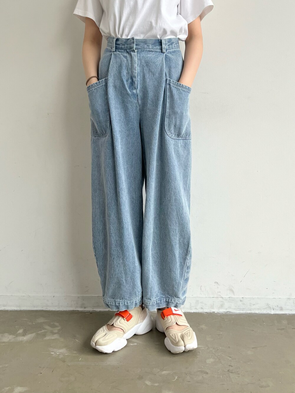 ブラック系のその他パンツ、ホワイト系のTシャツ/カットソー、ベージュ系のサンダルを着用したレディースの春コーディネートの3枚目の写真