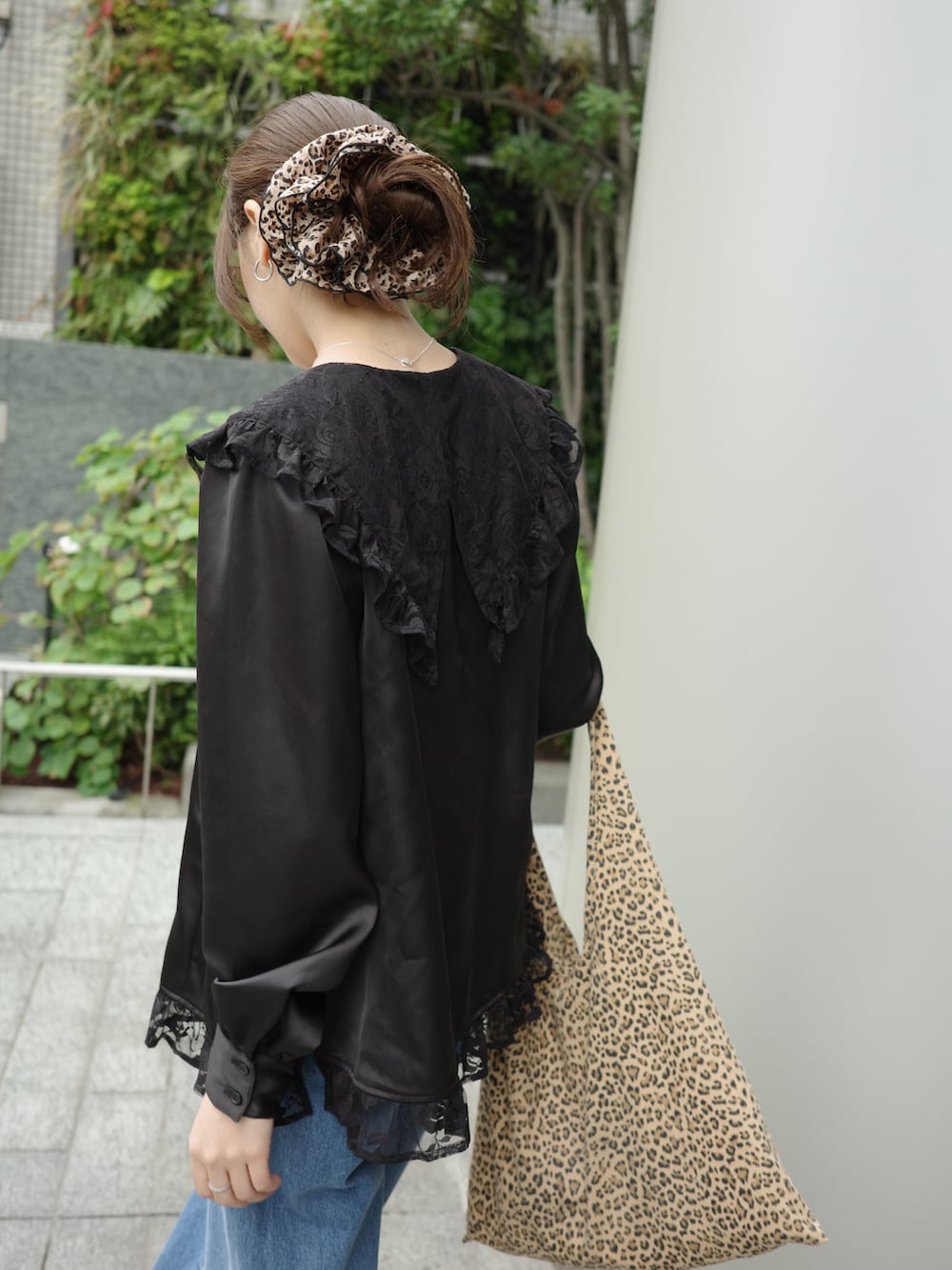 ブルー系のデニムパンツ、ブラック系のシャツ/ブラウスを着用したレディースの秋コーディネートの2枚目の写真