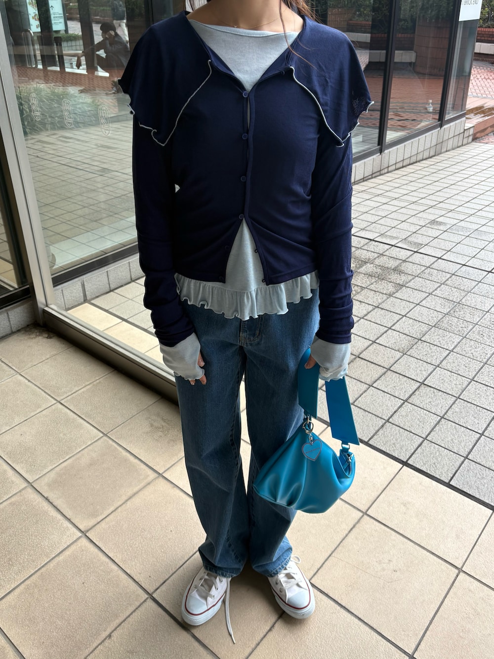ブルー系のデニムパンツ、ブルー系のTシャツ/カットソー、ブルー系のTシャツ/カットソーを着用したレディースの春コーディネートの3枚目の写真