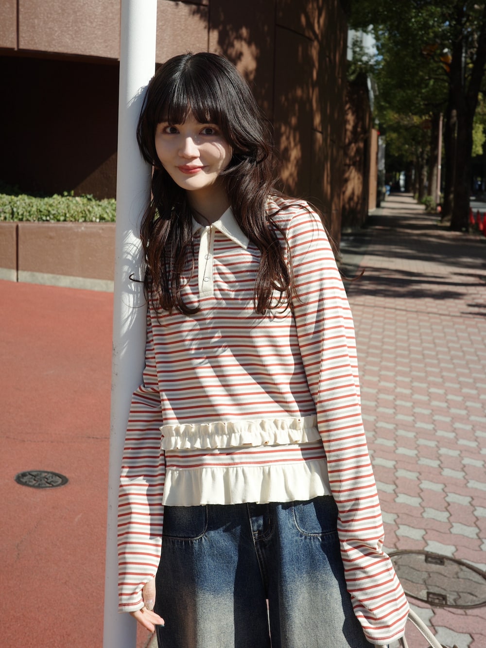 「ポロシャツ、韓国ファッション、ダメージデニムパンツ、春コーデ、オトナカジュアル、古着MIX、春カラー、ラクチンコーデ、休日スタイル」｜「idemのheart damage denim/ハートダメージデニムパンツ（デニムパンツ、ブルー系）」を使った、村田倫子さん（レディース・163cm）の春コーディネートの2枚目の写真