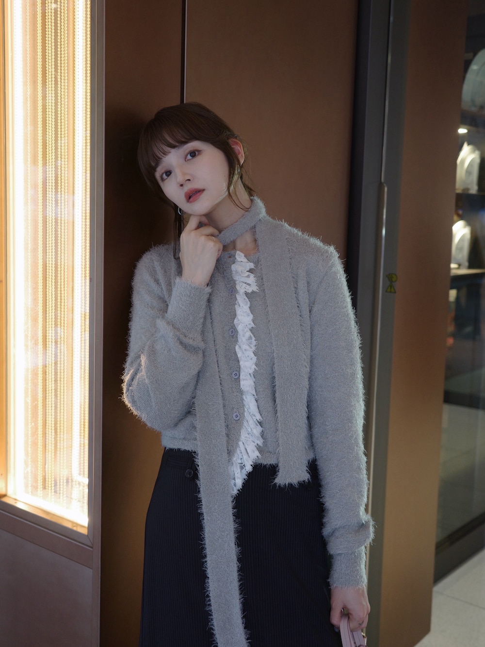 グレー系のカーディガン/ボレロ、ブラック系のスカート、ブラック系のパンプスを着用したレディースの秋コーディネートの2枚目の写真