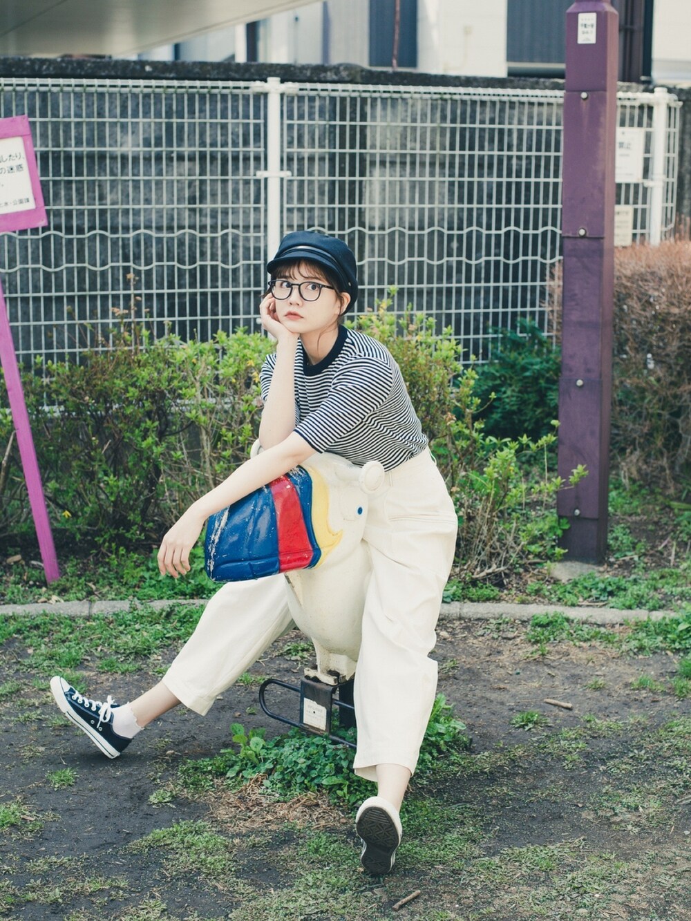 ホワイト系のその他パンツ、ホワイト系のTシャツ/カットソー、ブラック系のメガネを着用したレディースの春コーディネートの2枚目の写真