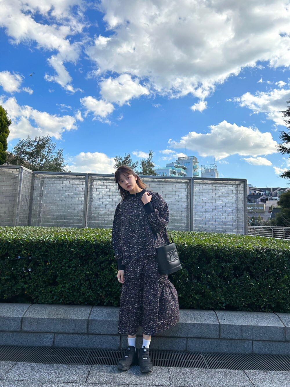 ブラック系のスニーカー、ブラック系のシャツ/ブラウス、ブラック系のスカートを着用したレディースの冬コーディネートの3枚目の写真