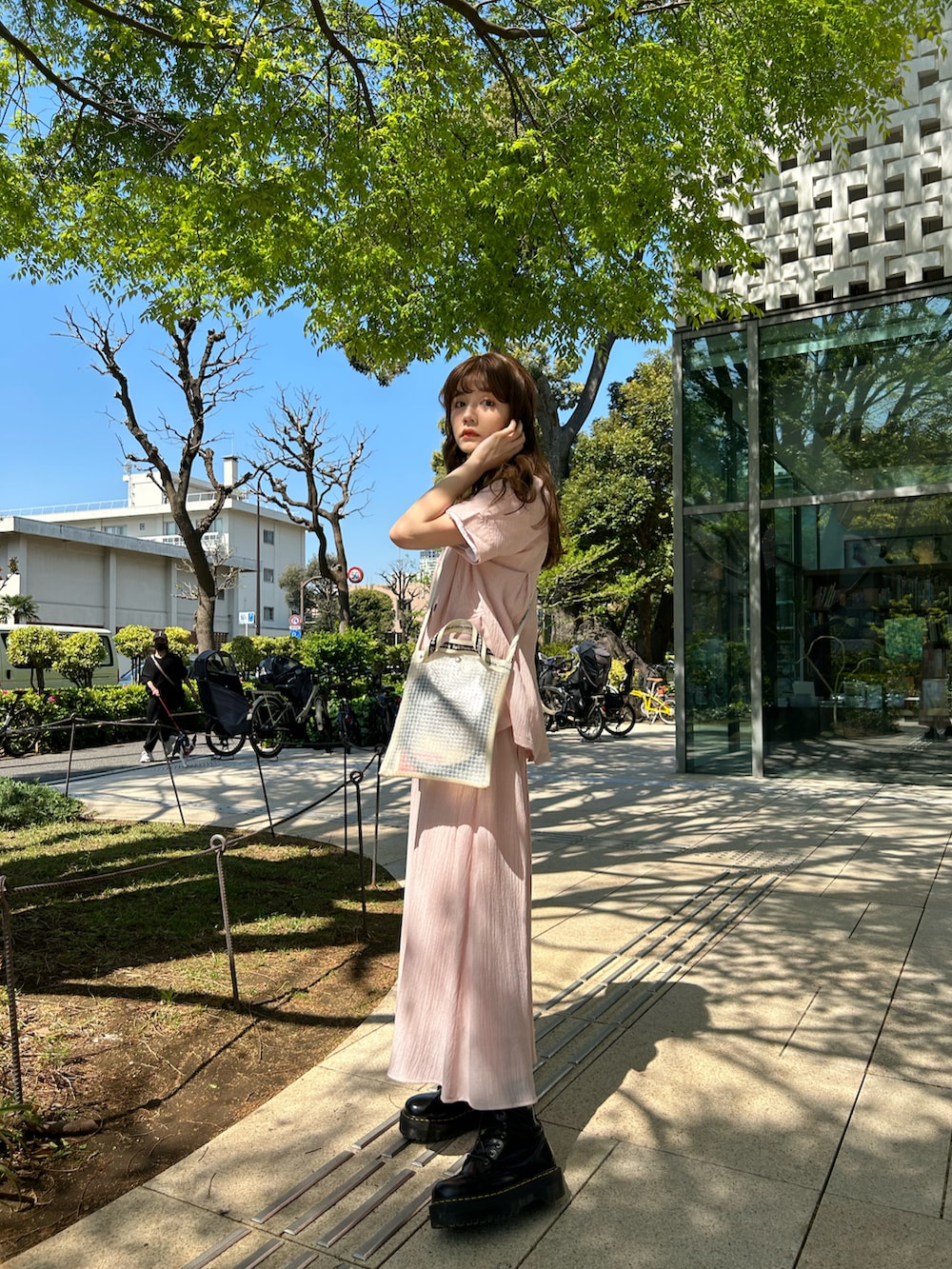 ピンク系のセットアップ、ピンク系のスカートを着用したレディースの春コーディネートの2枚目の写真