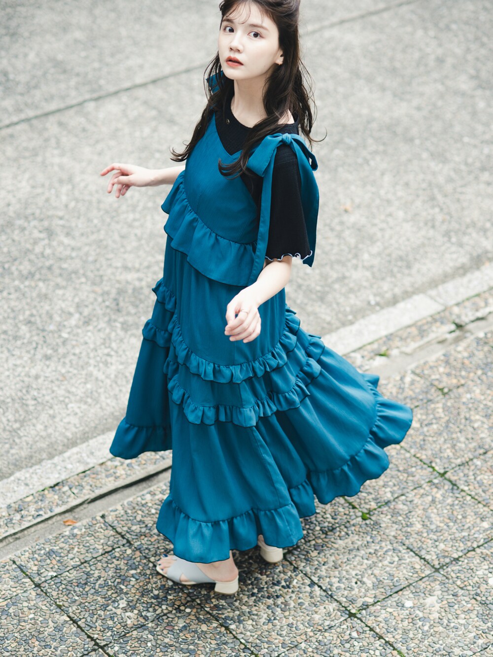 ブラック系のワンピース、ブラック系のTシャツ/カットソー、ブルー系のサンダルを着用したレディースの夏コーディネートの4枚目の写真