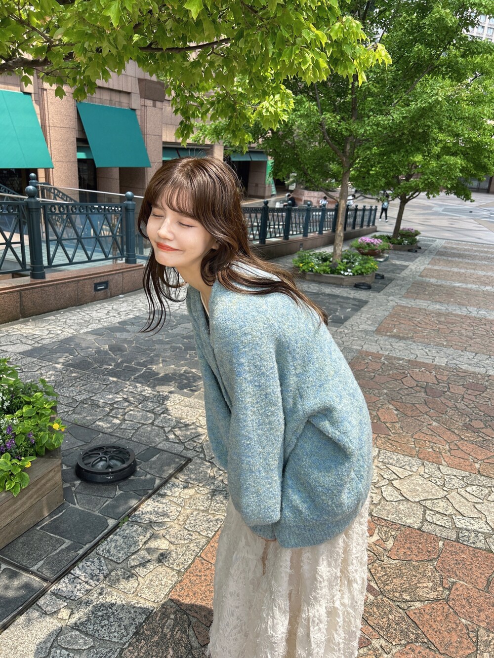 ブルー系のカーディガン/ボレロ、ブルー系のマフラーを着用したレディースの夏コーディネートの3枚目の写真