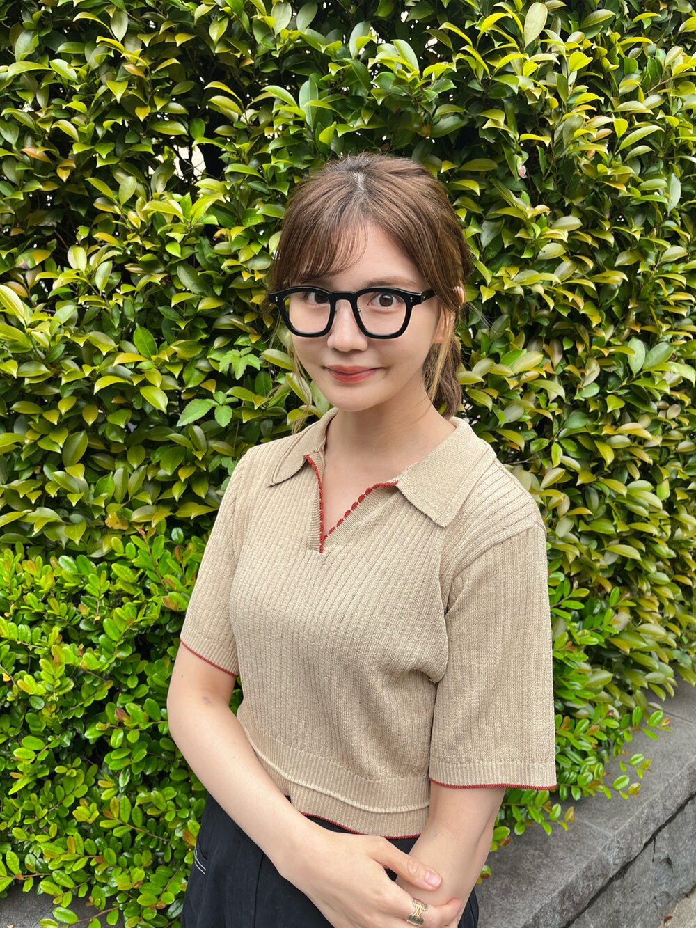 ブラック系のその他パンツ、ブラック系のスニーカーを着用したレディースの夏コーディネートの2枚目の写真