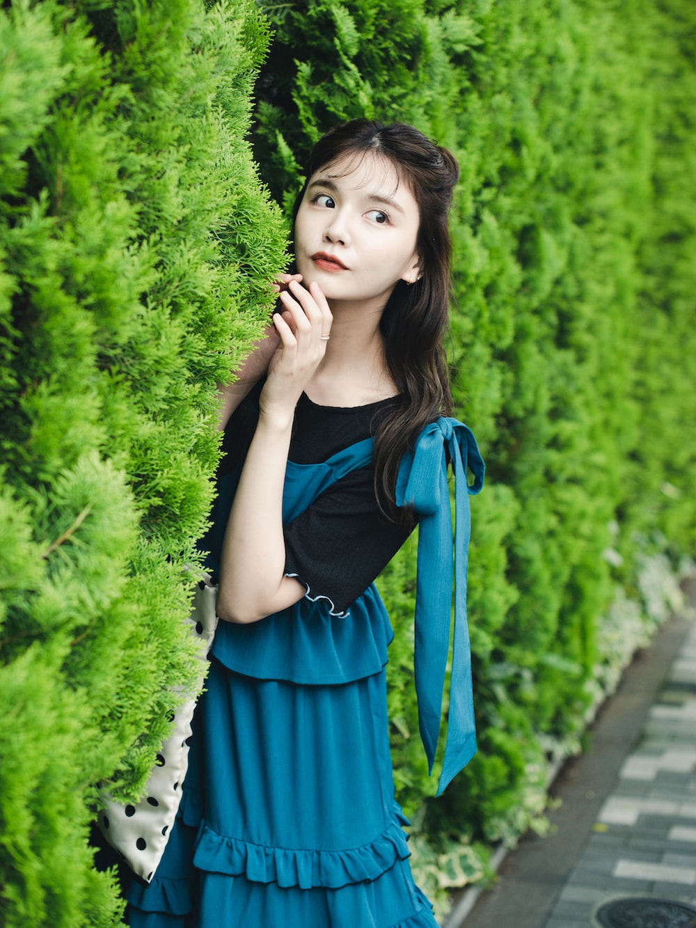 ブラック系のワンピース、ブラック系のTシャツ/カットソー、ブルー系のサンダルを着用したレディースの夏コーディネートの3枚目の写真