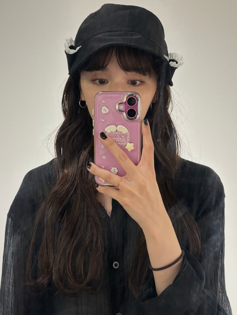 ブラック系のハンドバッグ、ブラック系のキャスケットを着用したレディースの秋コーディネートの3枚目の写真