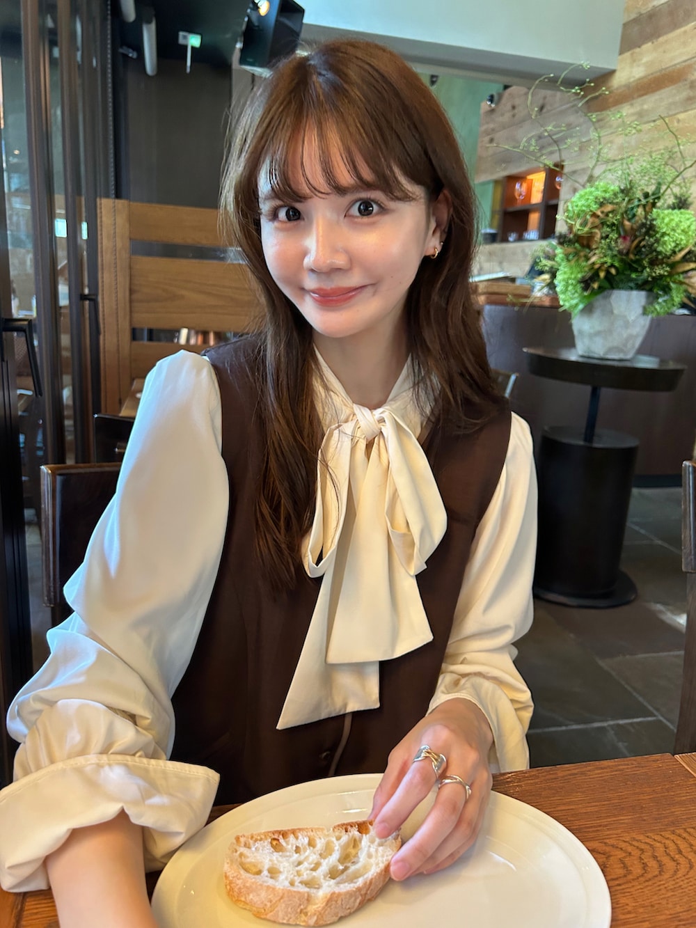 ホワイト系のシャツ/ブラウス、ブラウン系のジャンパースカートを着用したレディースの夏コーディネートの2枚目の写真