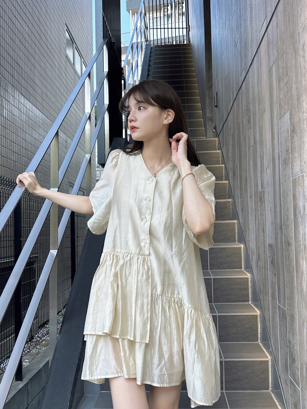 ホワイト系のチュニック、ホワイト系のバレエシューズを着用したレディースの夏コーディネートの2枚目の写真