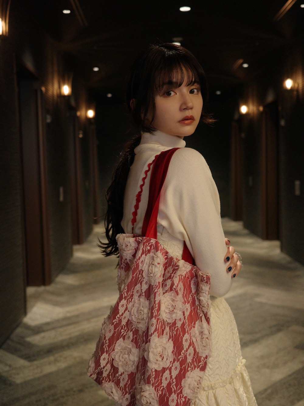 ホワイト系のワンピース、レッド系のトートバッグ、ホワイト系のニット/セーターを着用したレディースの秋コーディネートの3枚目の写真