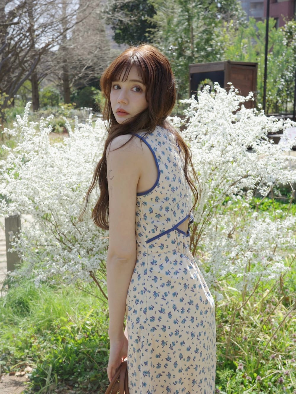 ホワイト系のワンピース、ホワイト系のストール/ショールを着用したレディースの春コーディネートの2枚目の写真