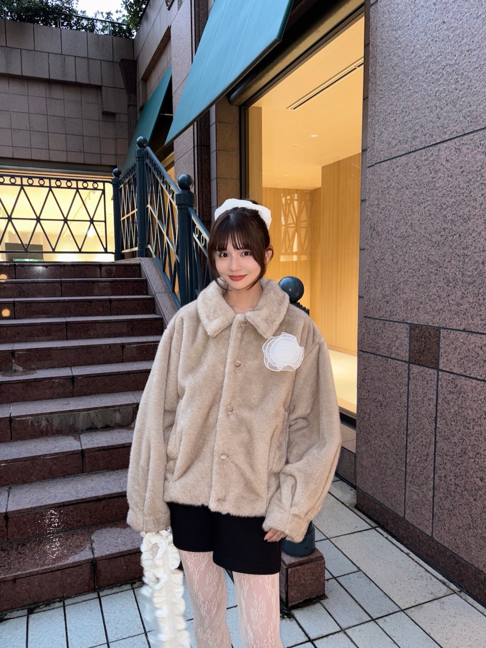 ベージュ系のその他アウター、ホワイト系のハンドバッグ、ブラック系のその他パンツを着用したレディースの秋コーディネートの3枚目の写真