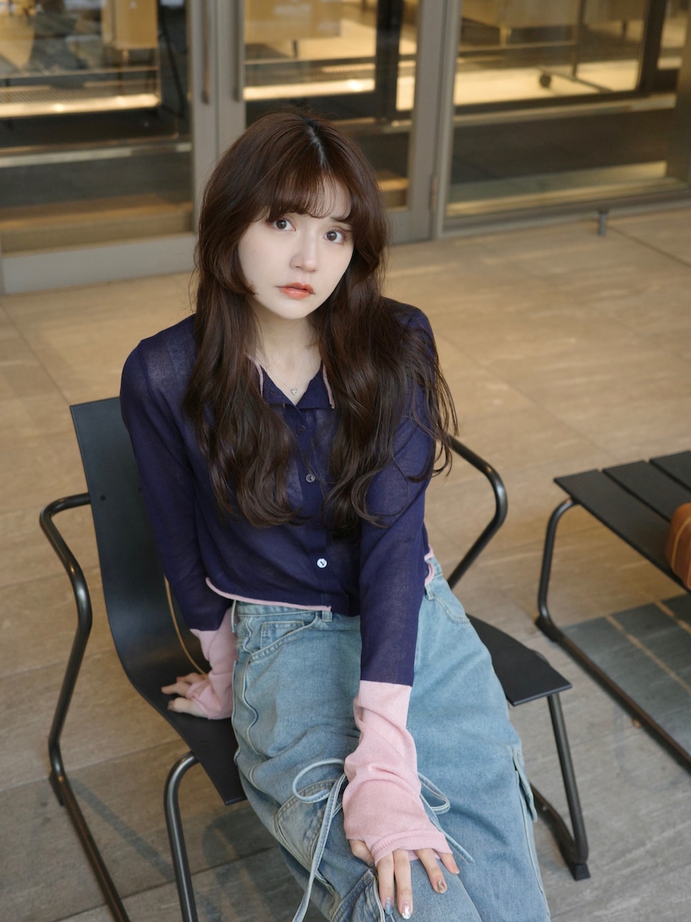 ブルー系のデニムパンツ、ブルー系のカーディガン/ボレロを着用したレディースの春コーディネートの2枚目の写真