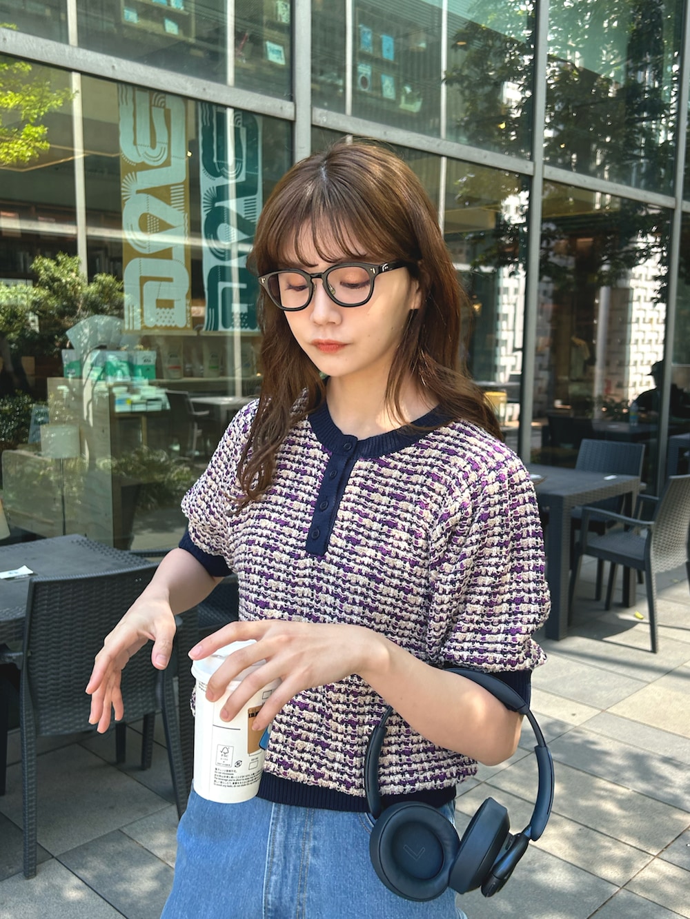 ブルー系のニット/セーター、ブルー系のデニムパンツを着用したレディースの春コーディネートの2枚目の写真