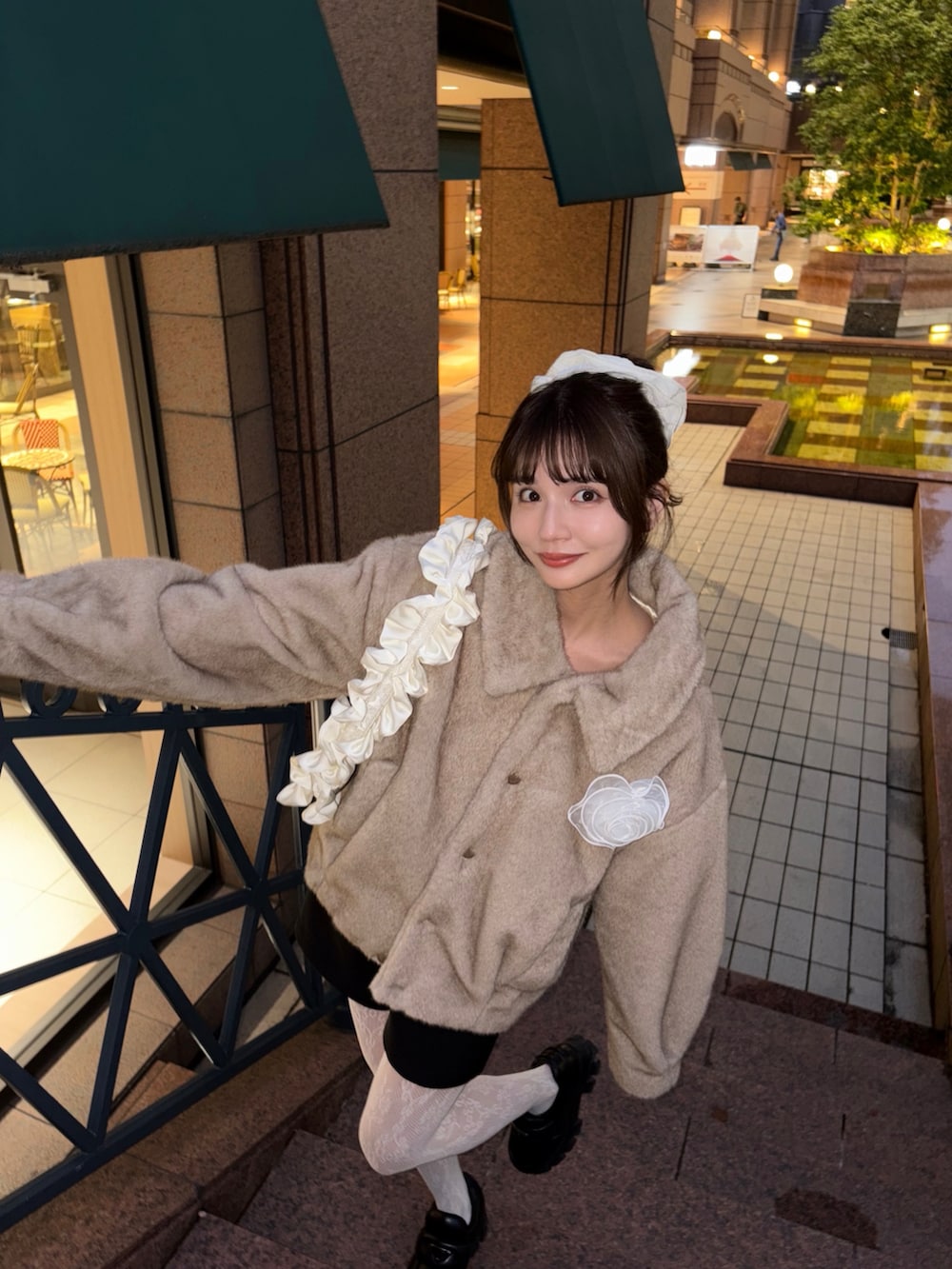 ベージュ系のその他アウター、ホワイト系のハンドバッグ、ブラック系のその他パンツを着用したレディースの秋コーディネートの2枚目の写真