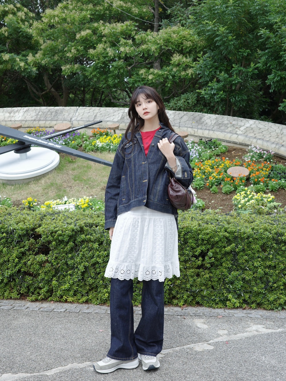 ホワイト系のワンピース、レッド系のTシャツ/カットソー、ブラウン系のショルダーバッグを着用したレディースの秋コーディネートの3枚目の写真