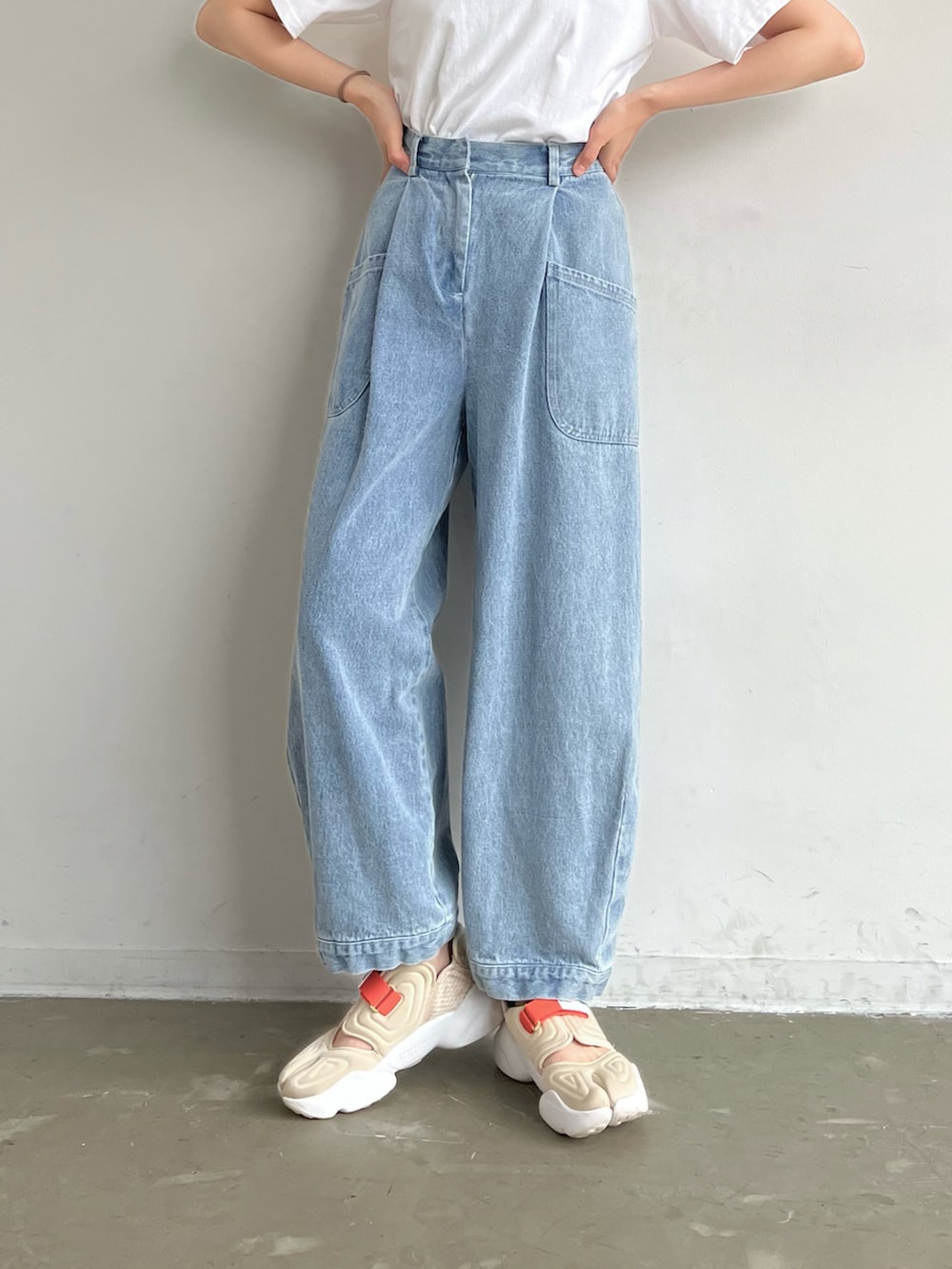 ブラック系のその他パンツ、ホワイト系のTシャツ/カットソー、ベージュ系のサンダルを着用したレディースの春コーディネートの2枚目の写真