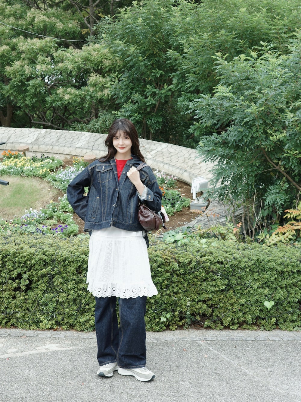 ホワイト系のワンピース、レッド系のTシャツ/カットソー、ブラウン系のショルダーバッグを着用したレディースの秋コーディネートの2枚目の写真