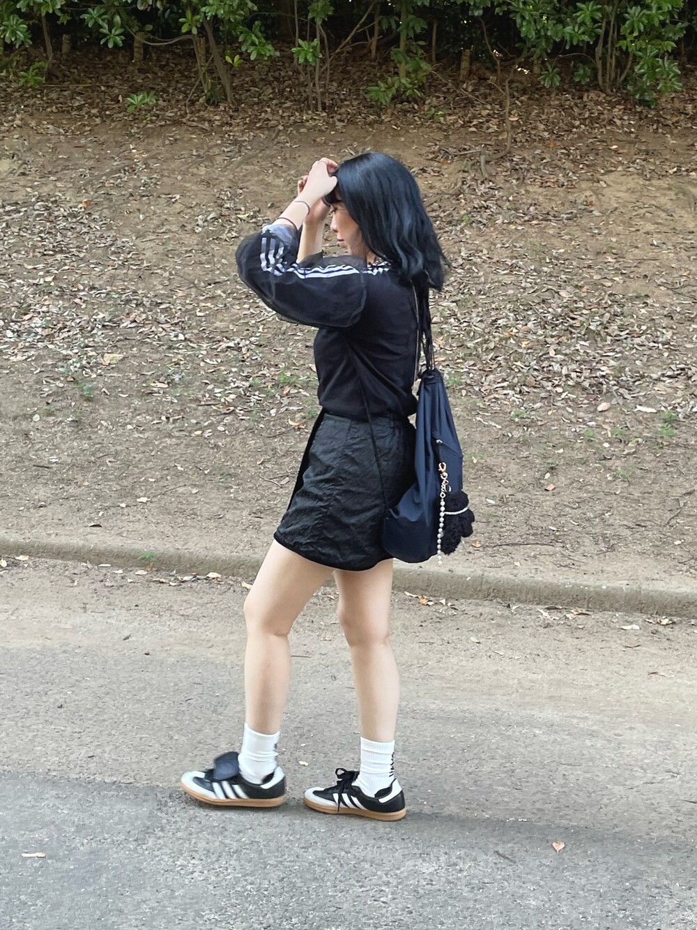 ブラック系のTシャツ/カットソー、ブラック系のTシャツ/カットソー、ブラック系のスカートを着用したレディースの秋コーディネートの2枚目の写真