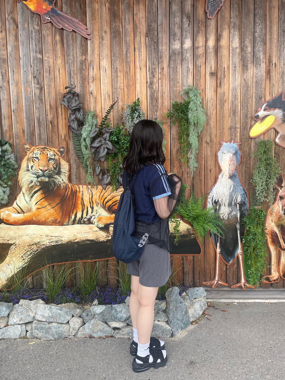 ブラック系のサンダル、グレー系のその他パンツ、ブルー系のTシャツ/カットソーを着用したレディースの夏コーディネートの2枚目の写真