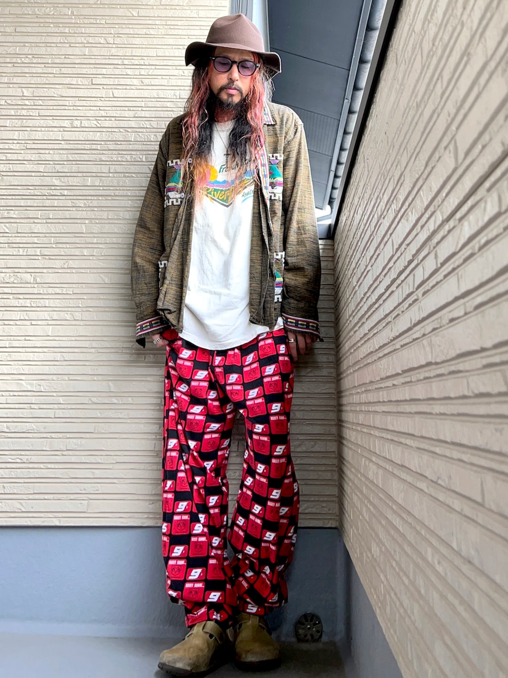 グリーン系のシャツ/ブラウス、ホワイト系のTシャツ/カットソー、レッド系のその他パンツを着用したメンズの冬コーディネートの2枚目の写真