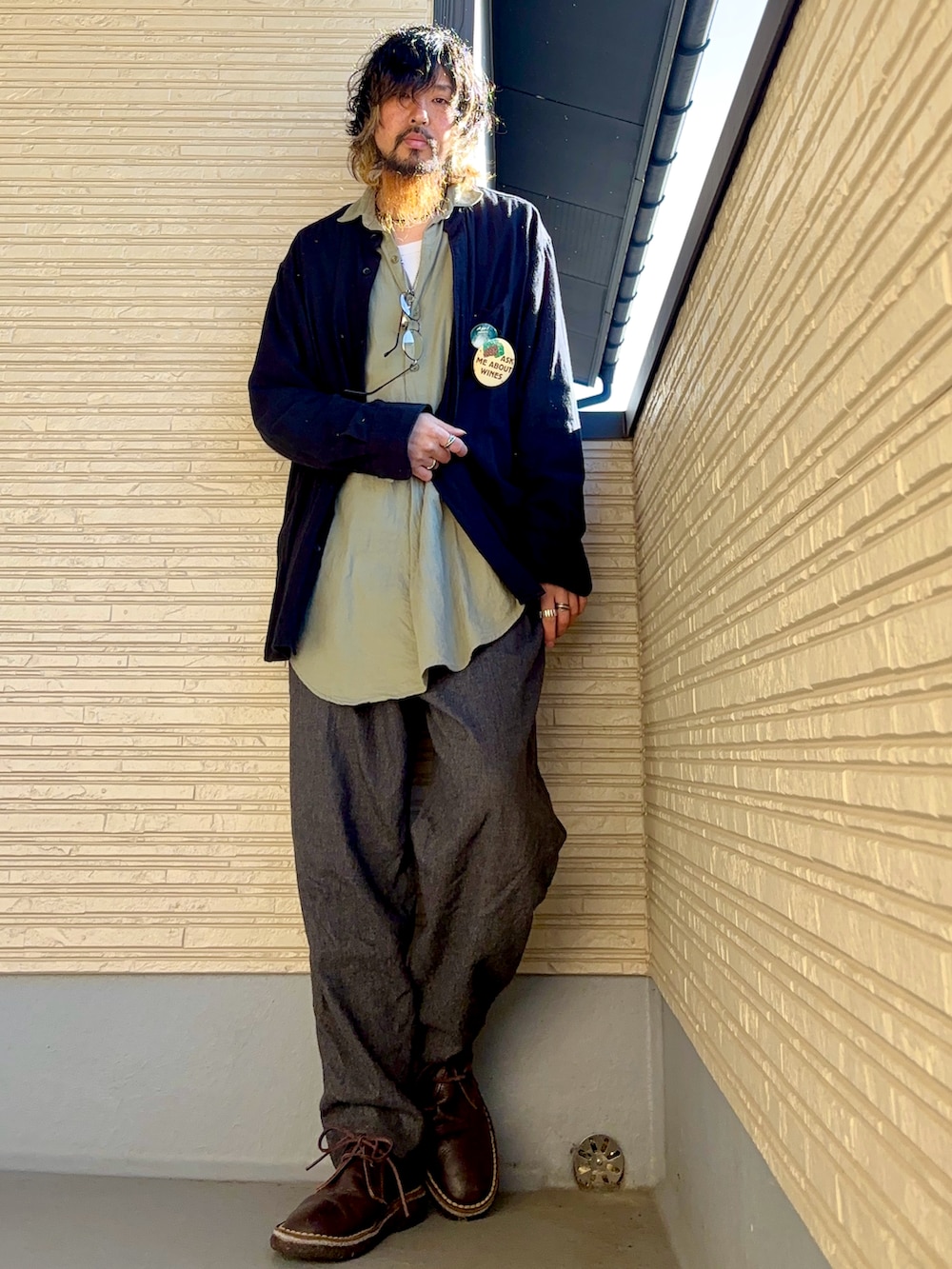 グリーン系のシャツ/ブラウス、グレー系のスラックス、ブラウン系のシューズを着用したメンズの春コーディネートの2枚目の写真