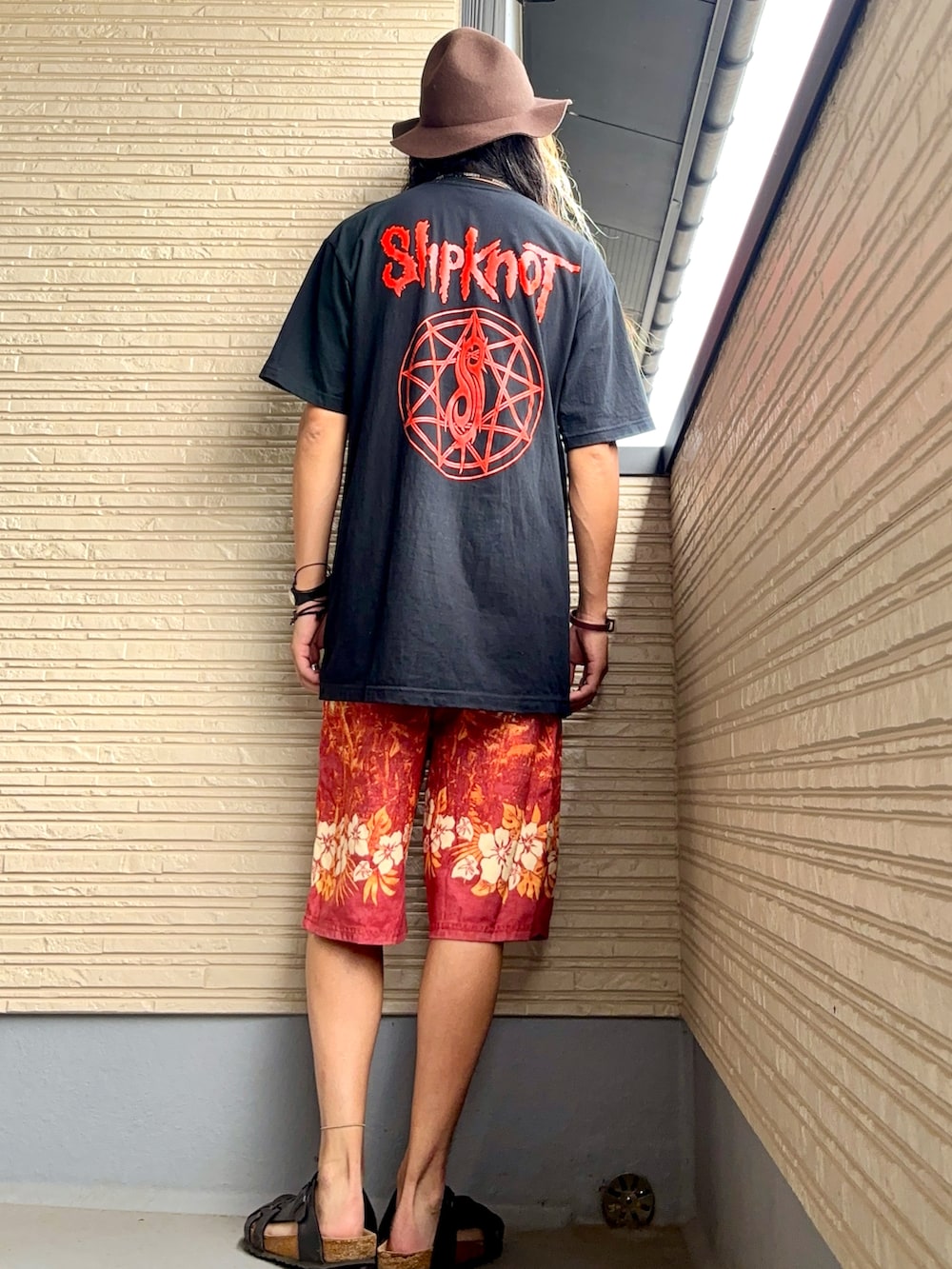 ブラック系のTシャツ/カットソー、ブラック系のシューズを着用したメンズの夏コーディネートの2枚目の写真