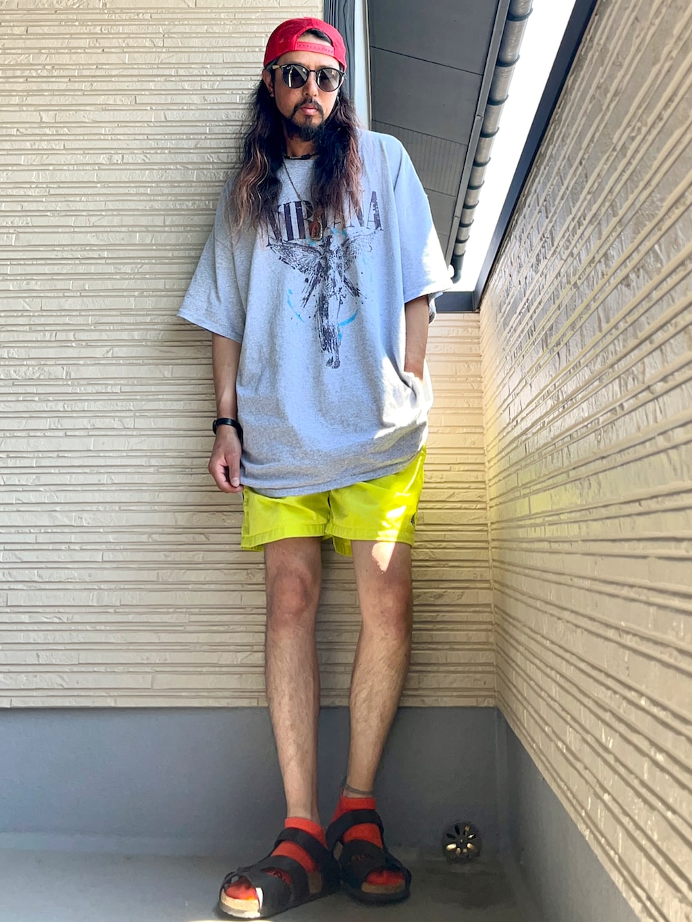 グレー系のTシャツ/カットソー、イエロー系のその他パンツ、ブラック系のシューズを着用したメンズの夏コーディネートの3枚目の写真