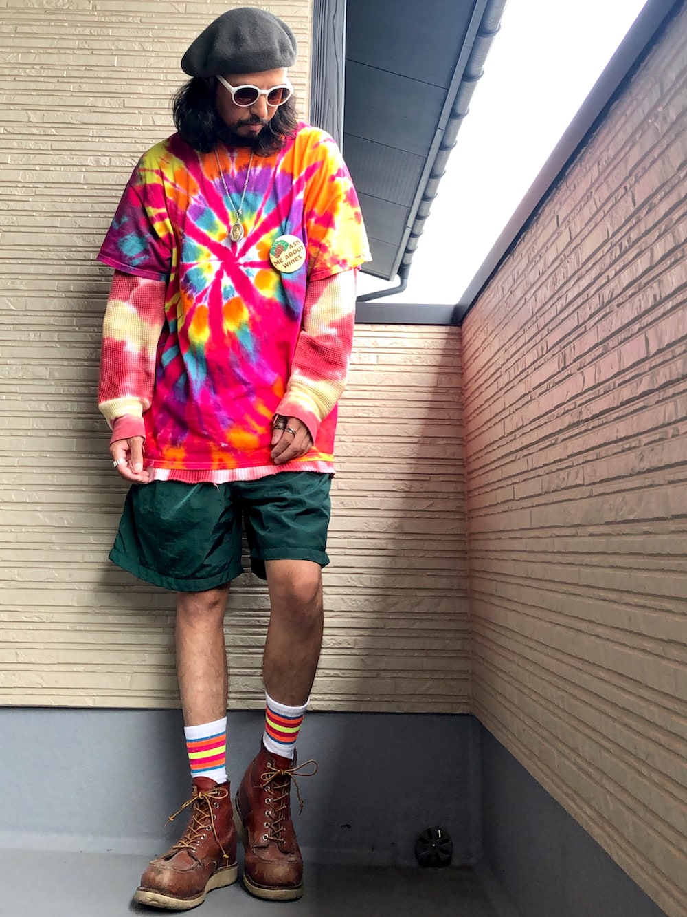 その他のTシャツ/カットソー、グリーン系のその他パンツ、ブラウン系のシューズを着用したメンズの夏コーディネートの2枚目の写真