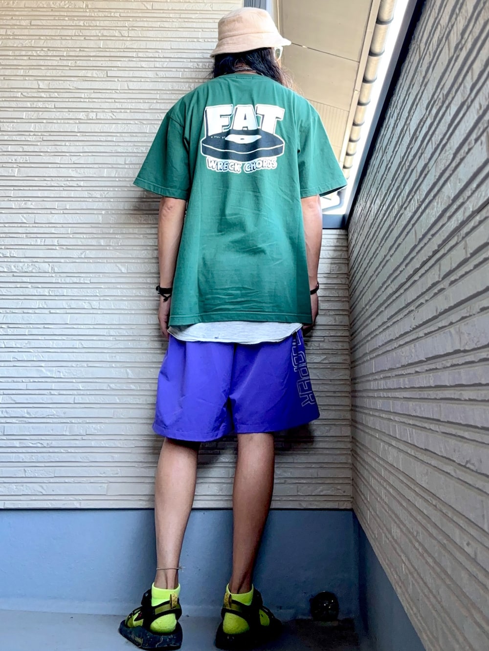 グリーン系のTシャツ/カットソー、パープル系のその他パンツ、グリーン系のサンダルを着用したメンズの夏コーディネートの4枚目の写真