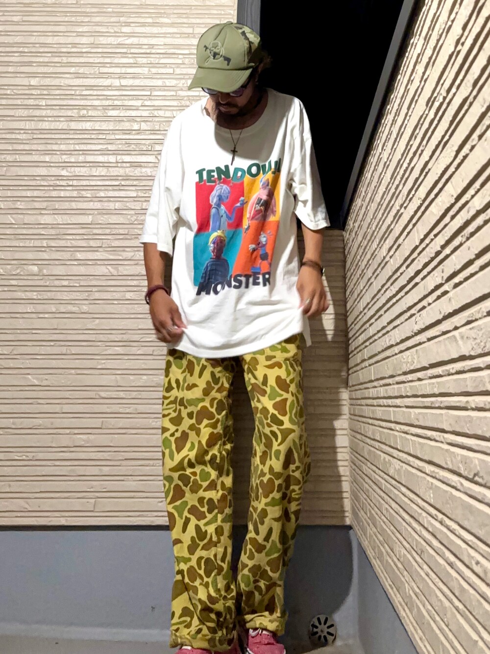 ホワイト系のTシャツ/カットソー、その他のその他パンツ、ピンク系のスニーカーを着用したメンズの夏コーディネートの3枚目の写真