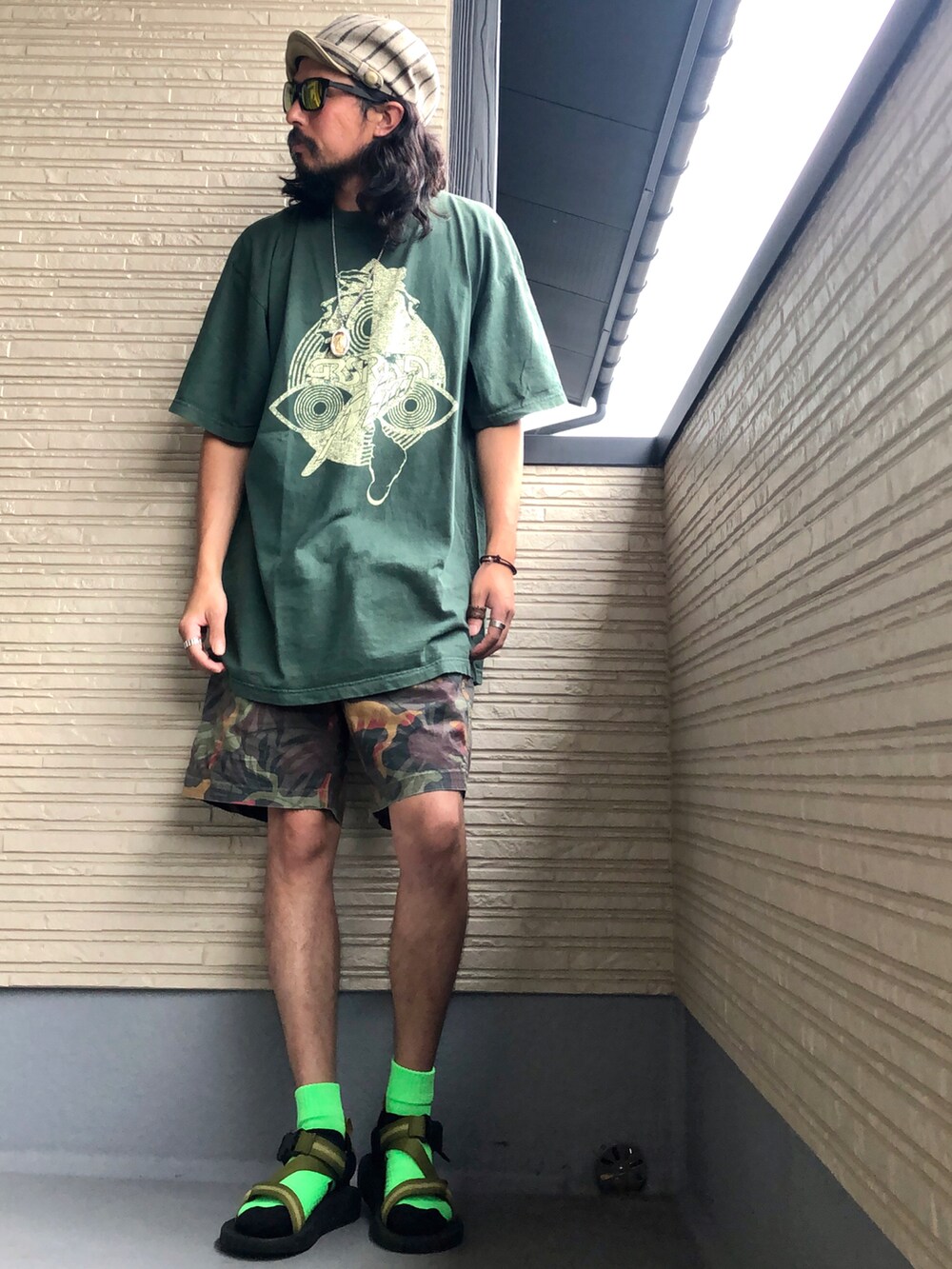 グリーン系のTシャツ/カットソー、グリーン系のその他パンツ、グリーン系のサンダルを着用したメンズの夏コーディネートの2枚目の写真