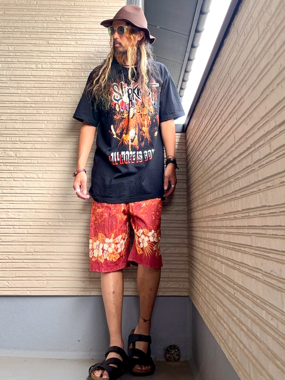 ブラック系のTシャツ/カットソー、ブラック系のシューズを着用したメンズの夏コーディネートの4枚目の写真