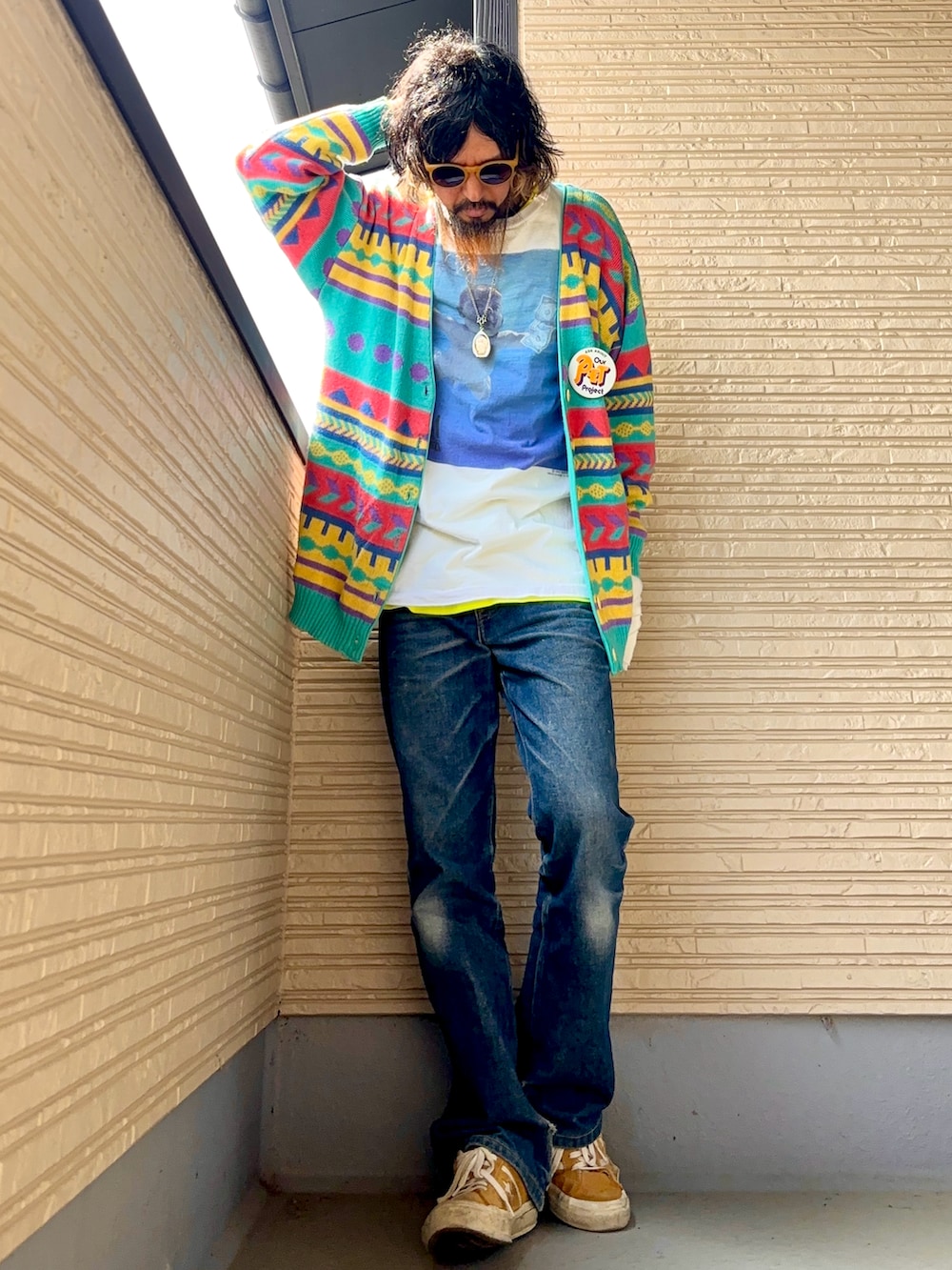 ホワイト系のTシャツ/カットソー、その他のカーディガン/ボレロ、ブルー系のデニムパンツを着用したメンズの春コーディネートの3枚目の写真