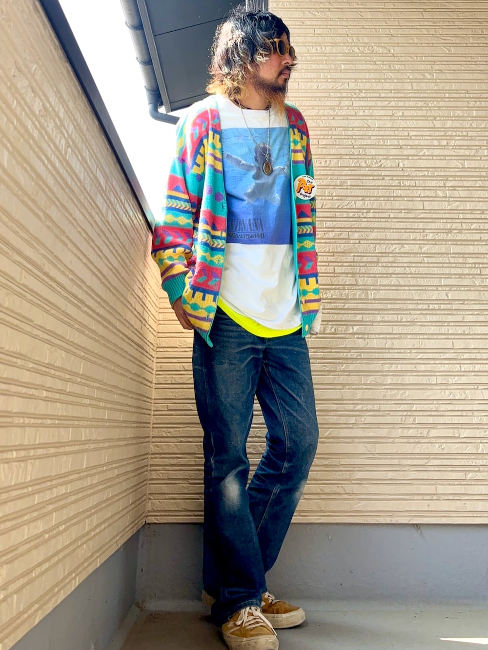 ホワイト系のTシャツ/カットソー、その他のカーディガン/ボレロ、ブルー系のデニムパンツを着用したメンズの春コーディネートの4枚目の写真