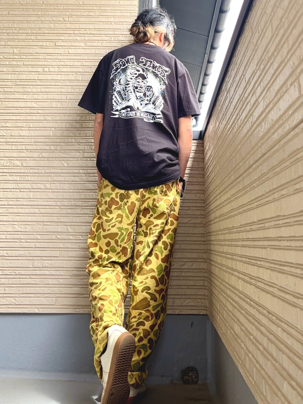 ブラック系のTシャツ/カットソー、その他のその他パンツ、ホワイト系のスニーカーを着用したメンズの春コーディネートの5枚目の写真