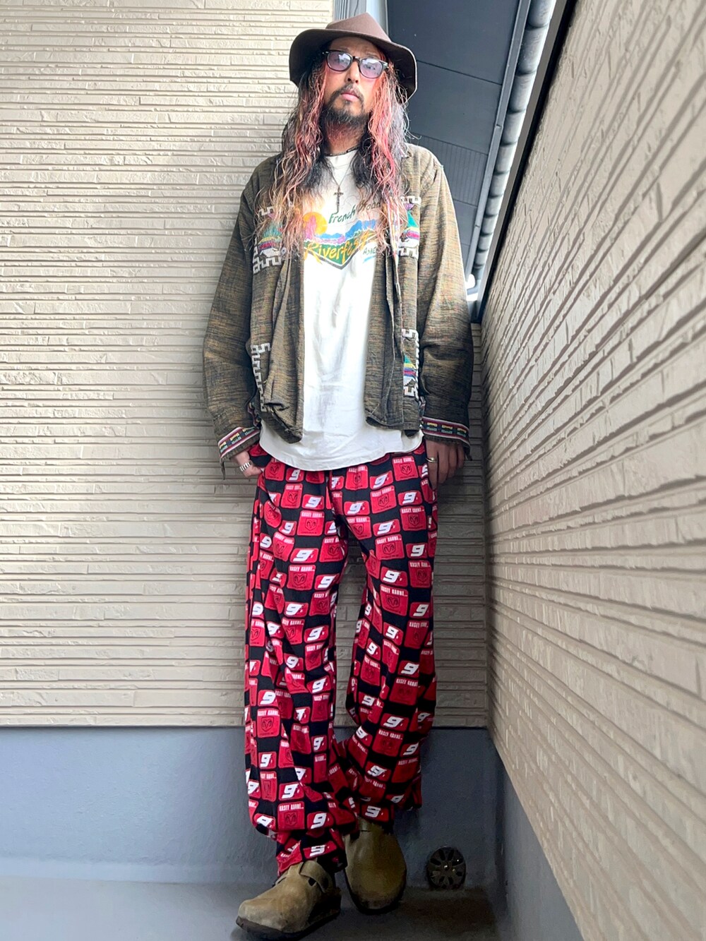 グリーン系のシャツ/ブラウス、ホワイト系のTシャツ/カットソー、レッド系のその他パンツを着用したメンズの冬コーディネートの4枚目の写真